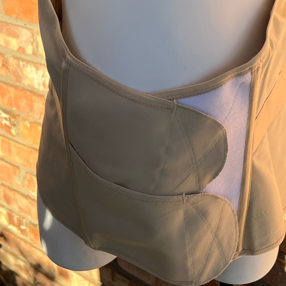 Lux brand belly wrap in large. Some dark marks on back but doesn’t effect wear.